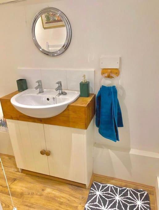 Traveller'S Rest - Cosy Cottage In Heart Of Wilton Salisbury Extérieur photo